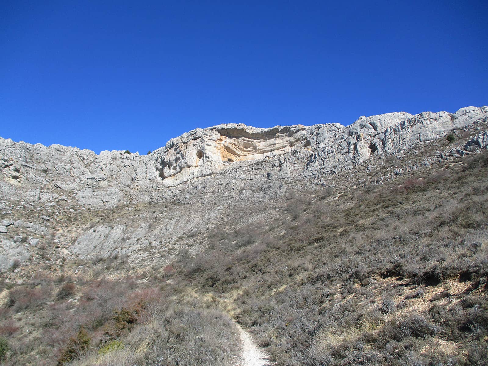 La Cueva Pachón dominando Cenosilla. Despoblados de Soria