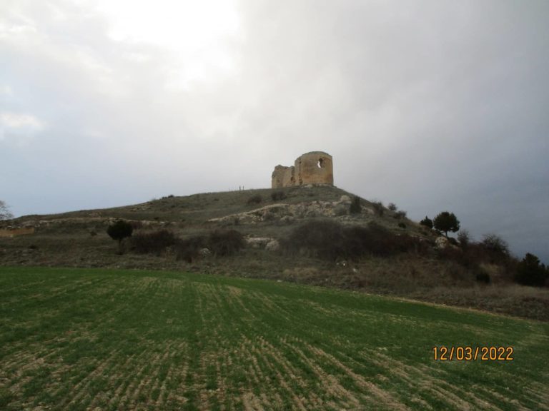 Iglesia de Castril en lo alto del cerro.