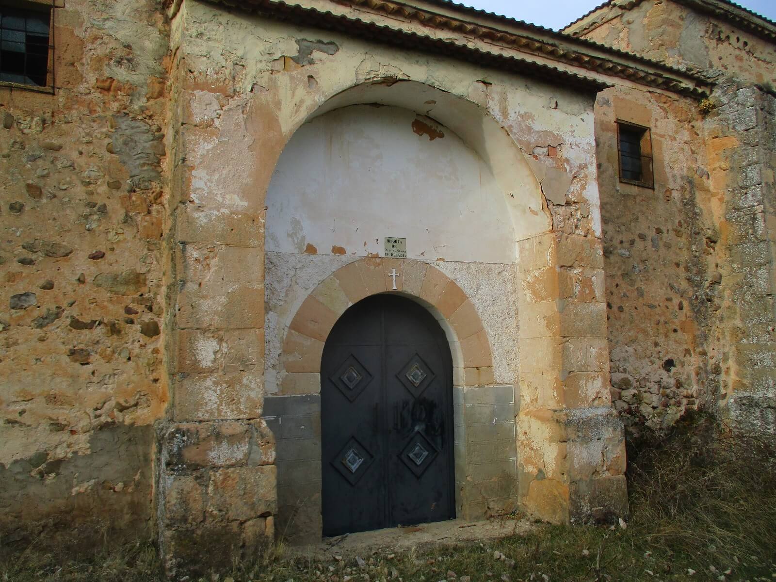 Portada de la ermita de Velacha