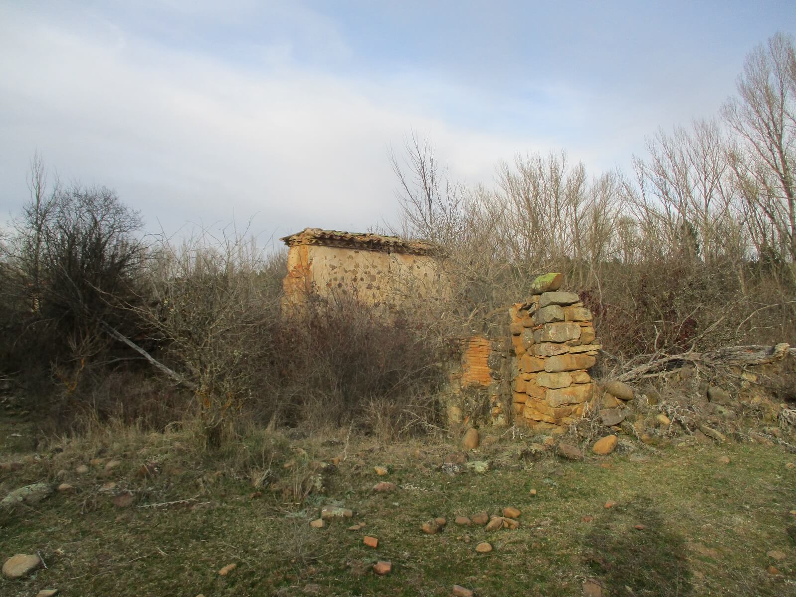 Restos del antiguo molino cerca de la ermita