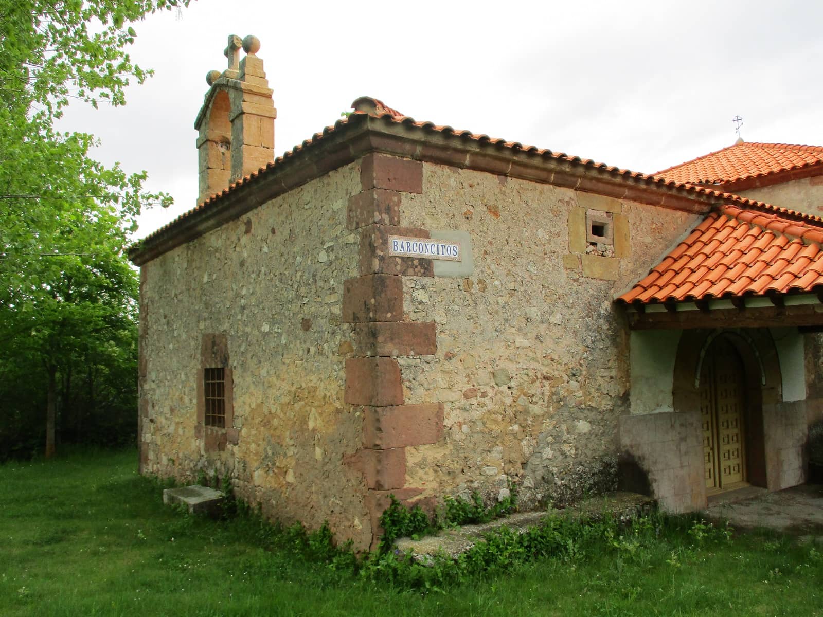 Detalle de esquina de la ermita. Foto Ángel Lorenzo