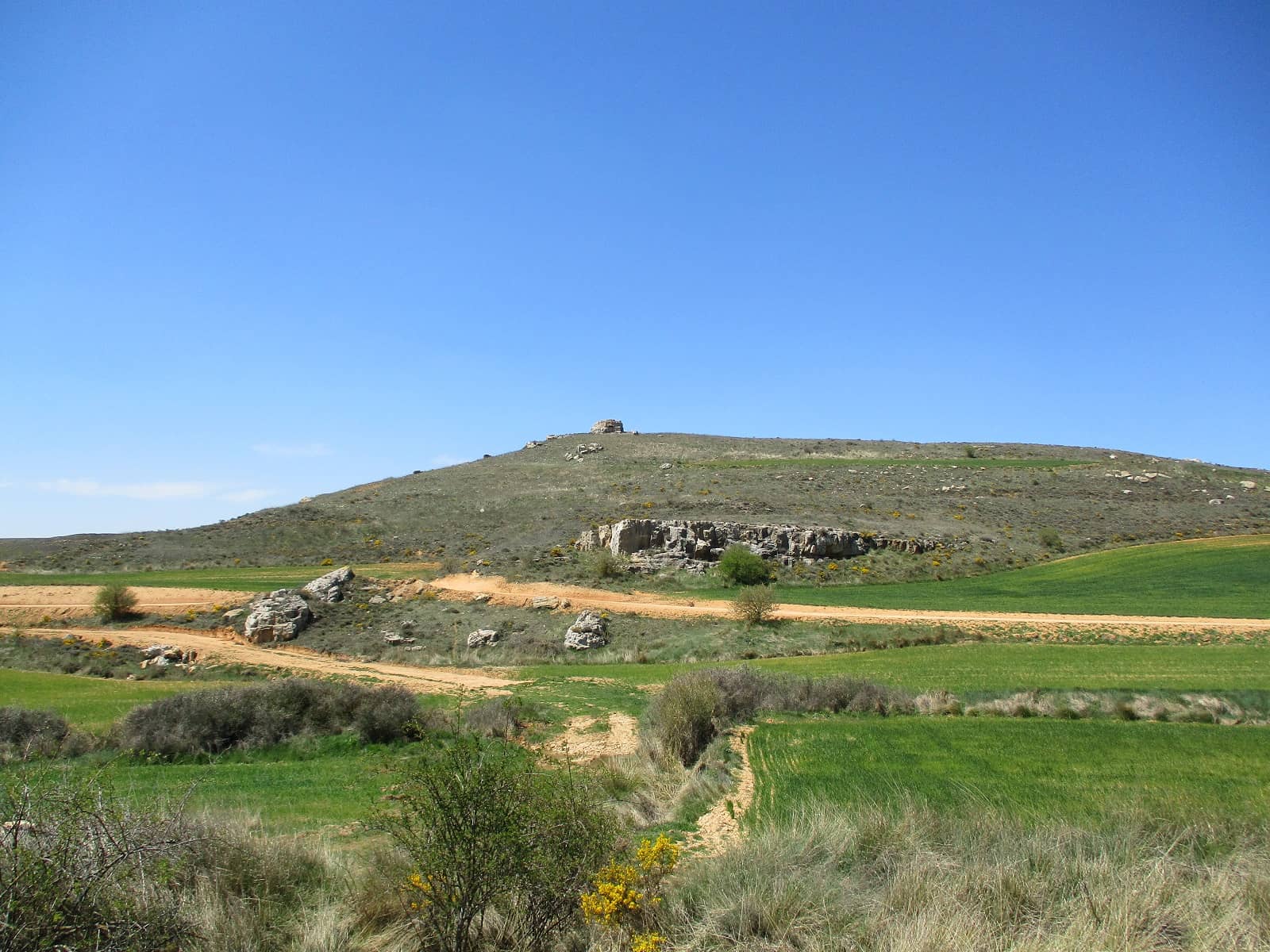 La atalaya de Castillejo de Neguillas desde la surgencia del cerro próximo. Foto Ángel Lorenzo