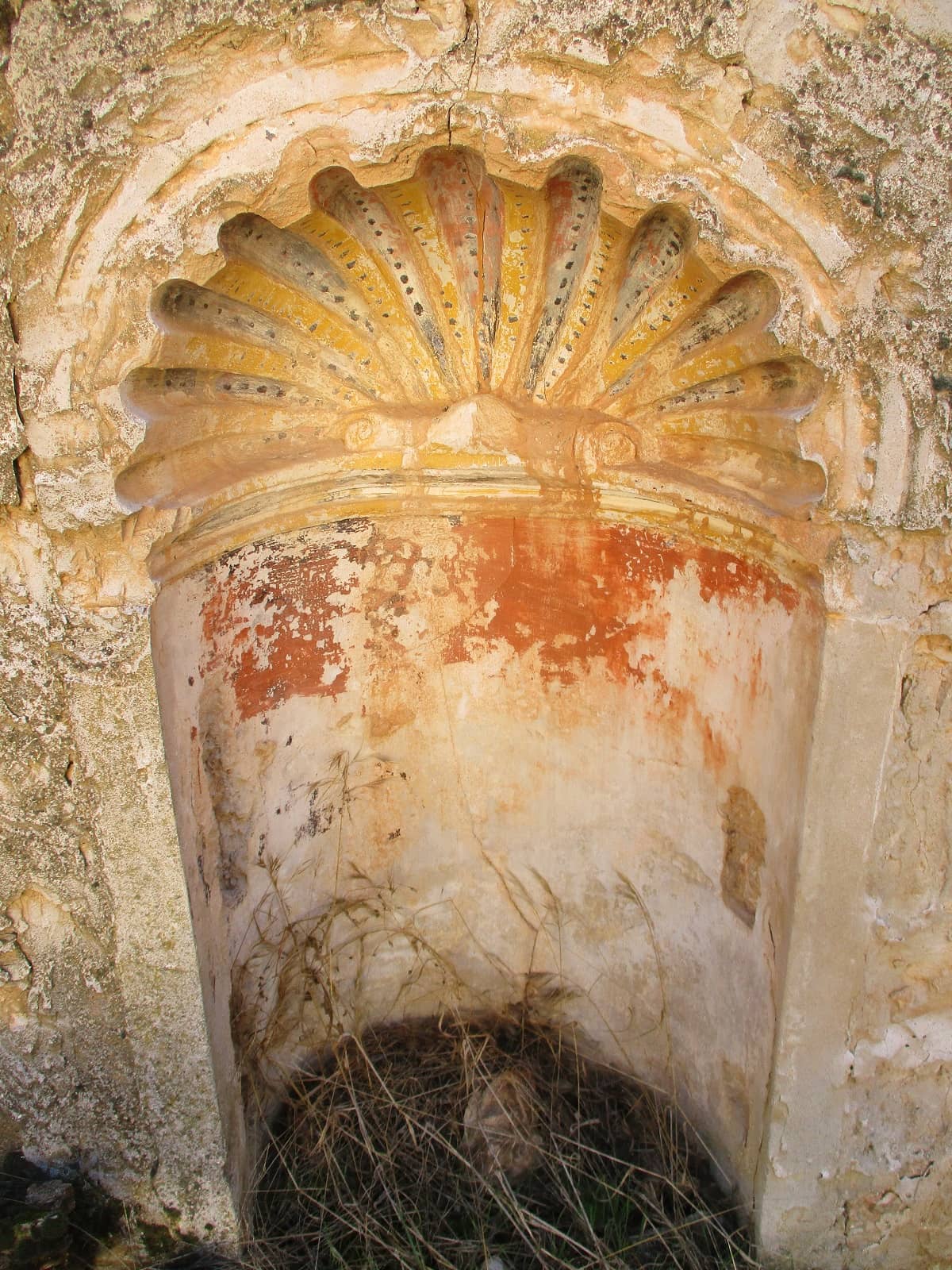 Pequeña hornacina, milagrosamente conservada, de la iglesia de Velasco. Foto Ángel Lorenzo