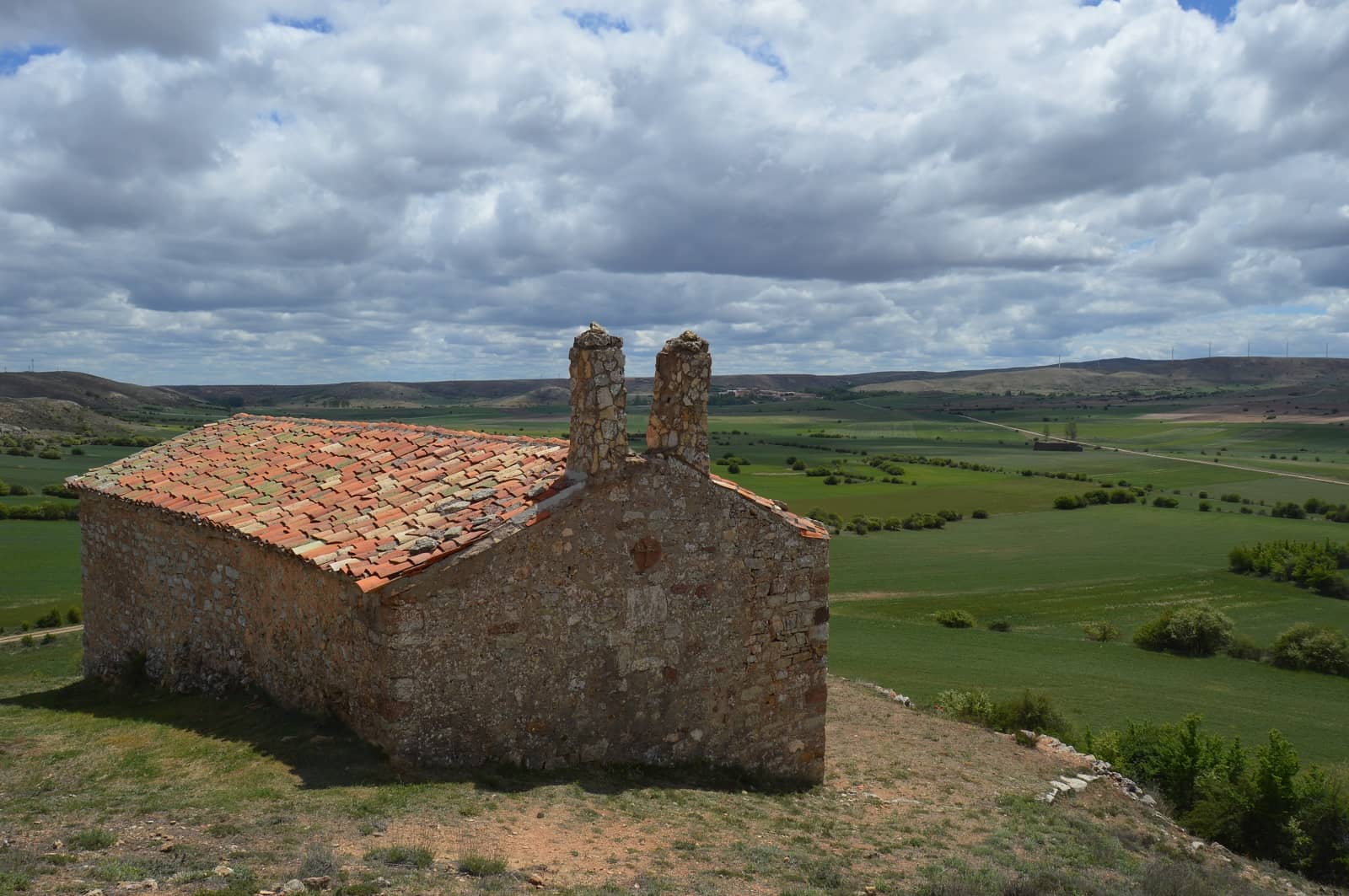 Hastial de poniente de la ermita de San Miguel de Lérida. Al fondo, Retortillo. Foto Alberto Arribas