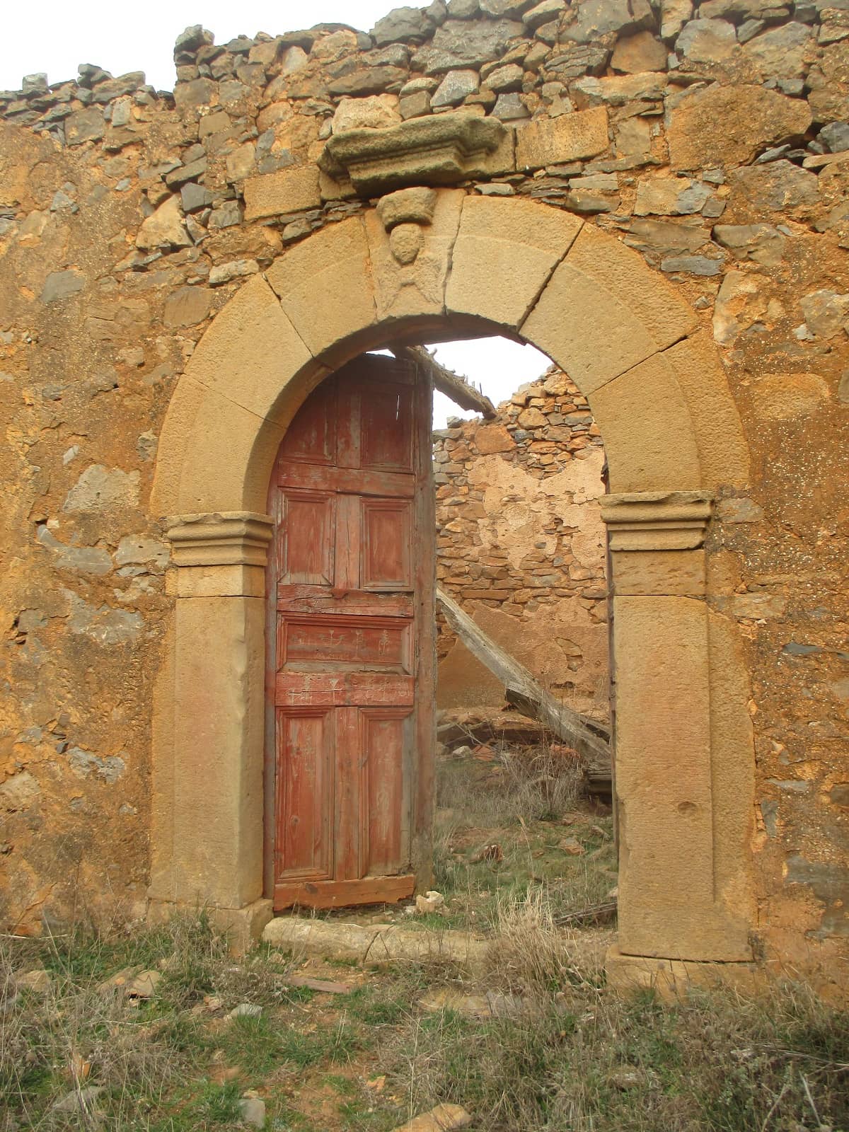 Puerta de entrada a la ermita. Foto Ángel Lorenzo