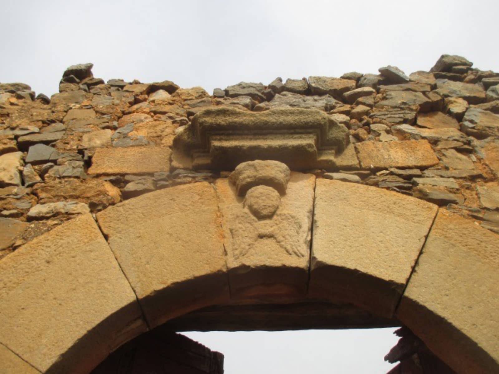 Detalle de la clave del arco de entrada. Se aprecian el ángel coronado y la extraña ménsula sobre él. Foto Ángel Lorenzo